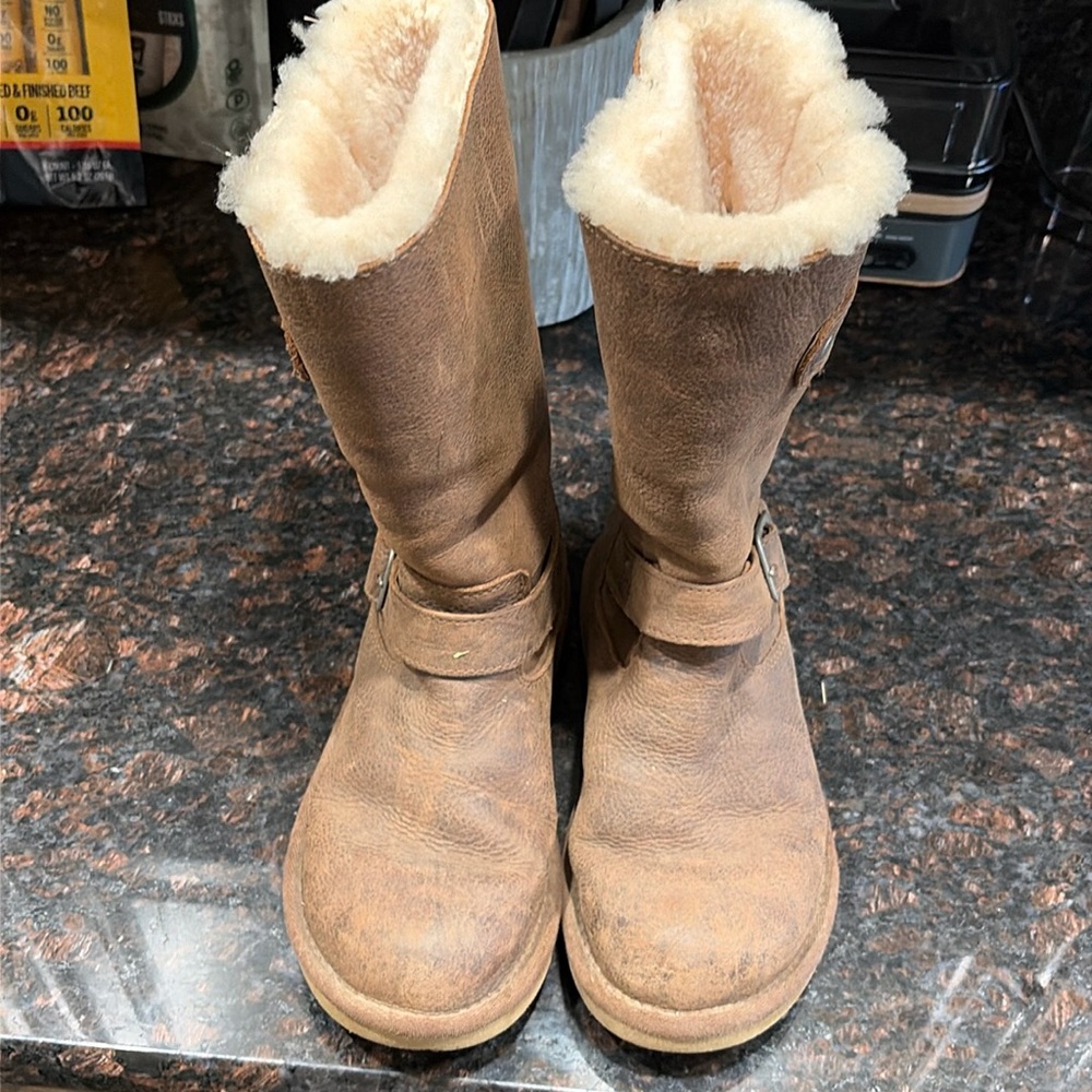 Uggs Kensington brown size 5